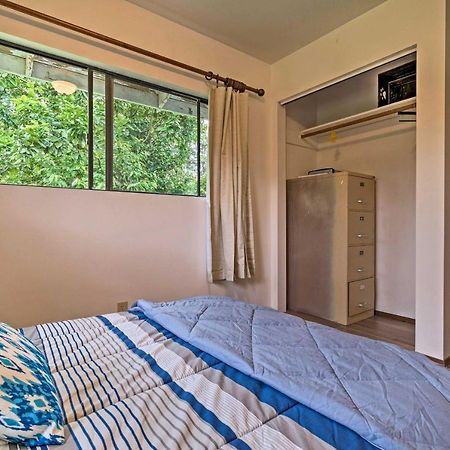 Peaceful Abode With Deck, 13 Mi To Black Sand Beach! Naalehu Экстерьер фото