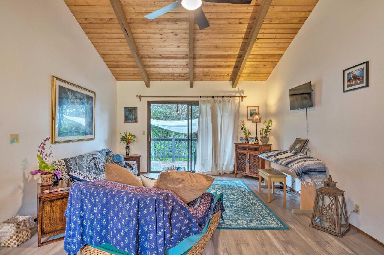 Peaceful Abode With Deck, 13 Mi To Black Sand Beach! Naalehu Экстерьер фото