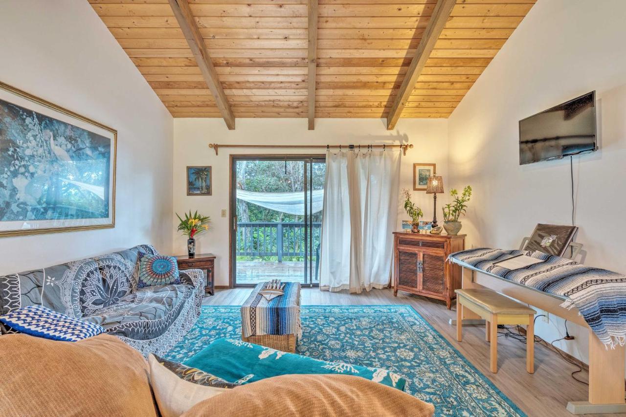 Peaceful Abode With Deck, 13 Mi To Black Sand Beach! Naalehu Экстерьер фото