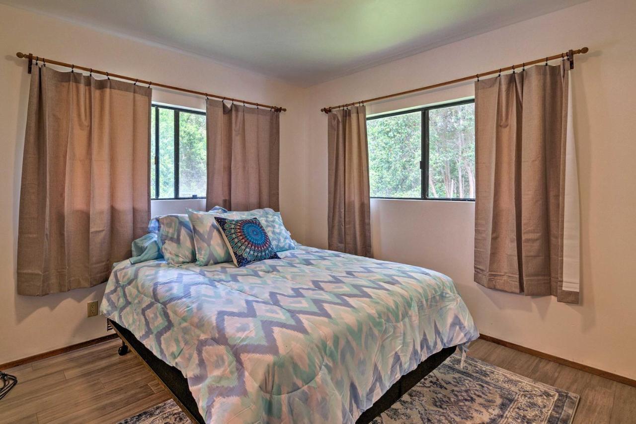 Peaceful Abode With Deck, 13 Mi To Black Sand Beach! Naalehu Экстерьер фото